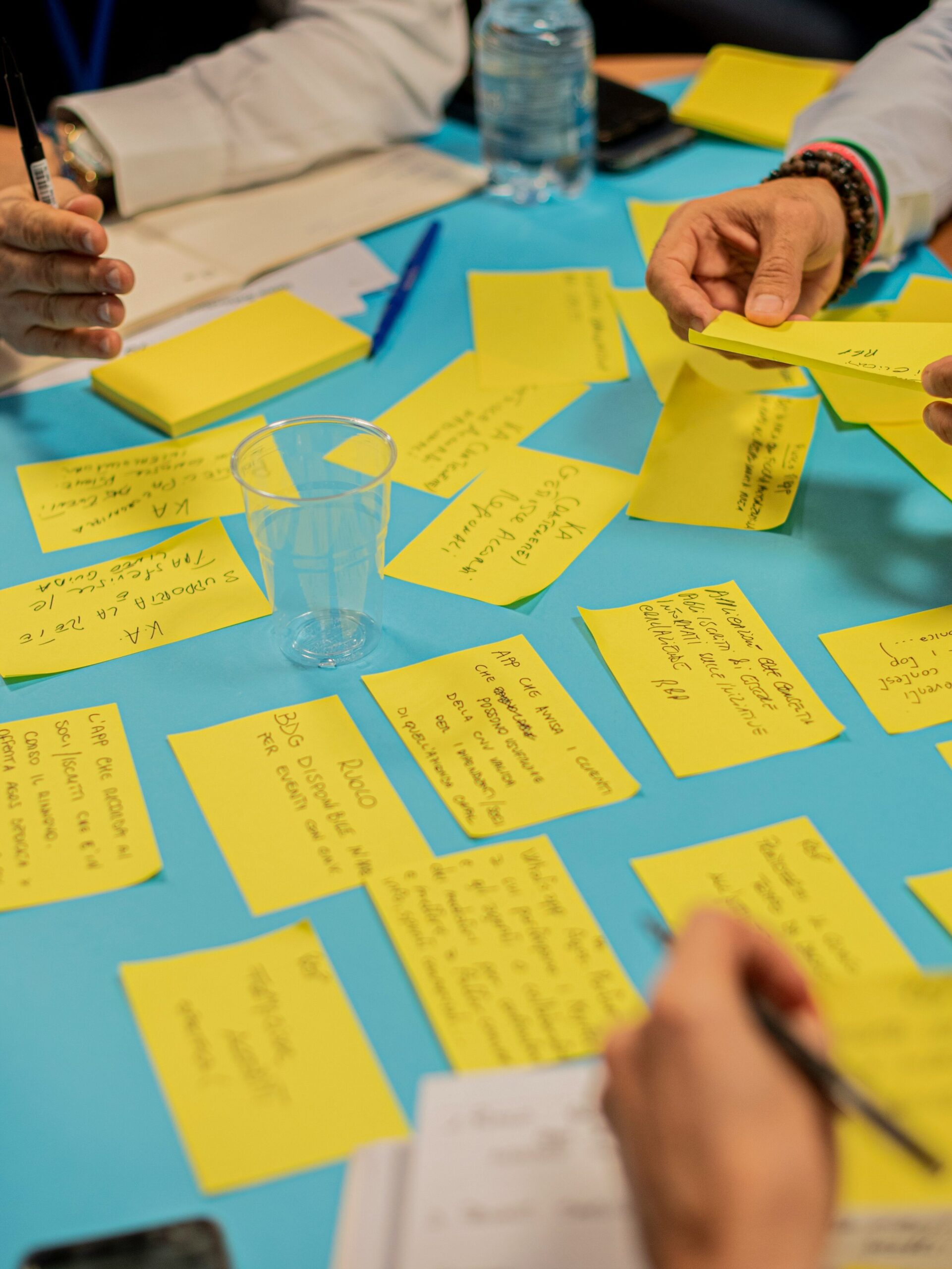 Brainstorm met post-its op de tafel